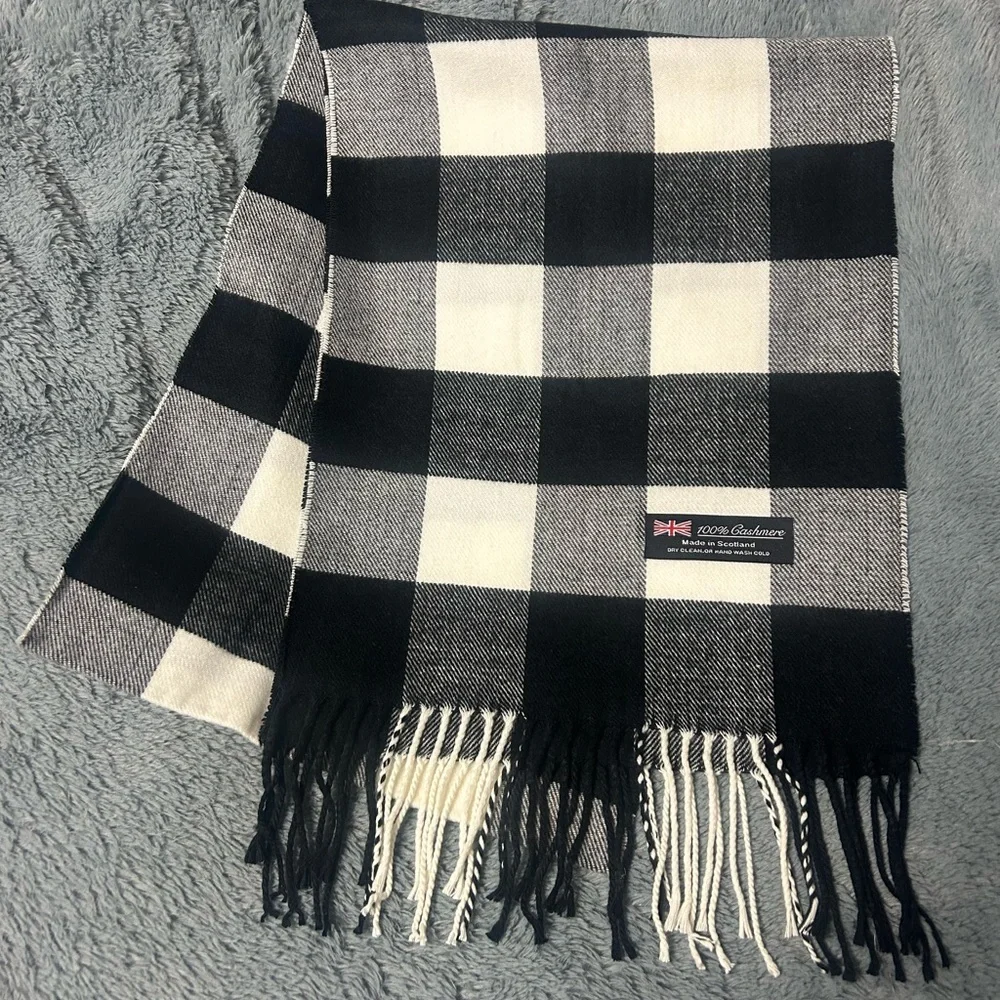 100% Cashmere-made in Scotland Black and White Checkered Scarf
